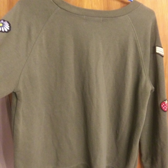 🎉 Super Cute Sweater with patches! - Picture 3 of 5